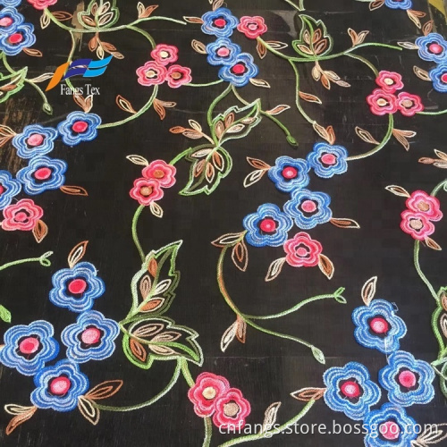 Robe de femme de broderie de fleur de Tokay africaine en tissu noir